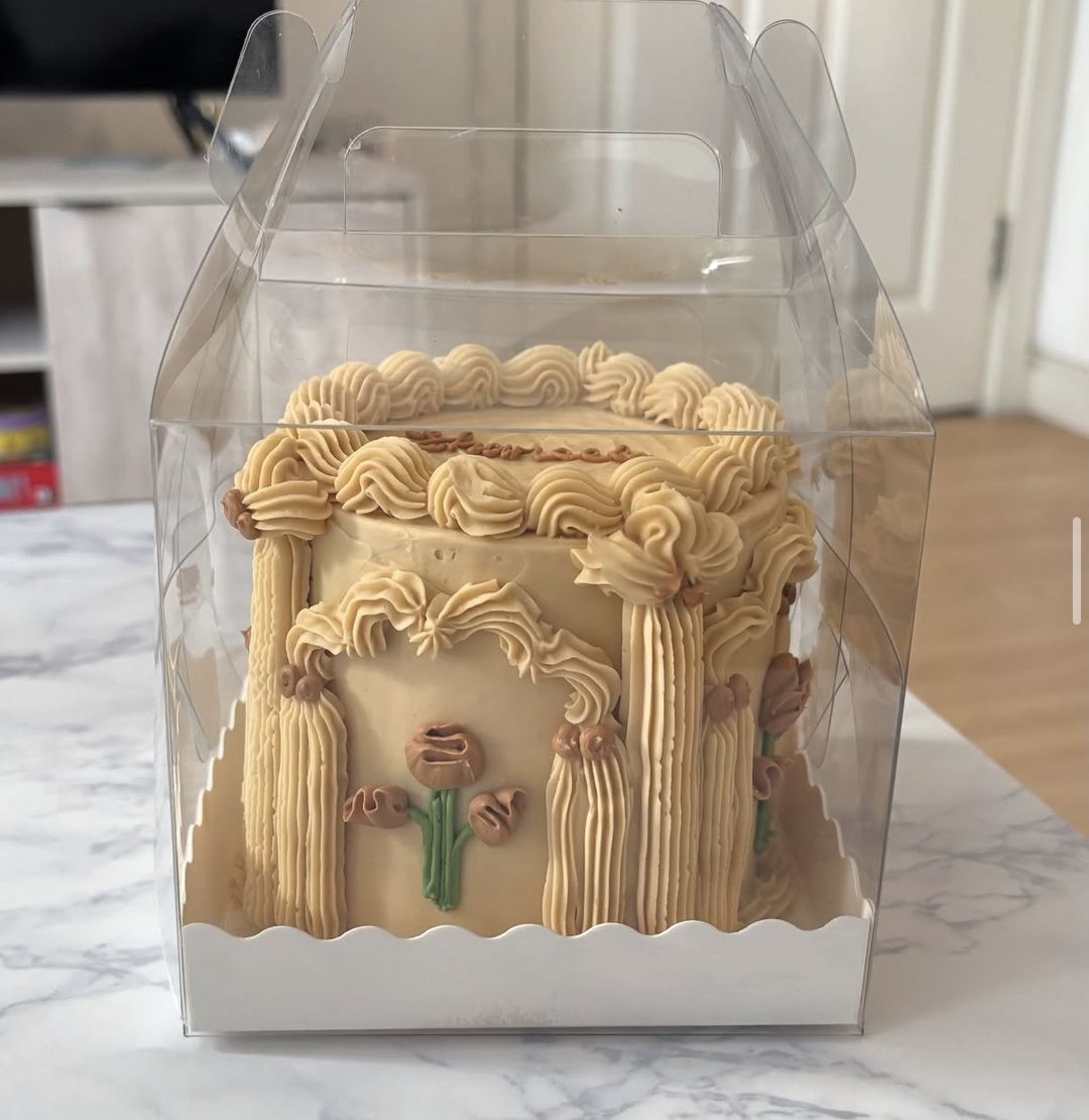 Caramel-coloured bento cake piped with gothic arches and columns, in a clear gift box (photo 2 of 2)